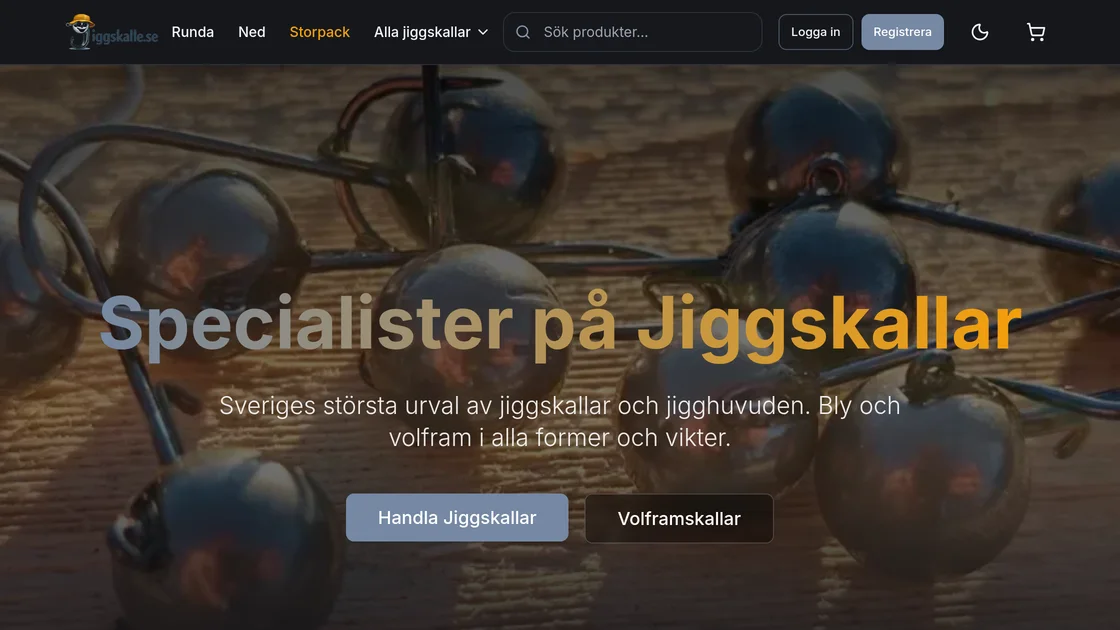 jiggskalle.se: Specialister på Jiggskallar, over a photo of round lead jig heads with their hooks, lying on wood