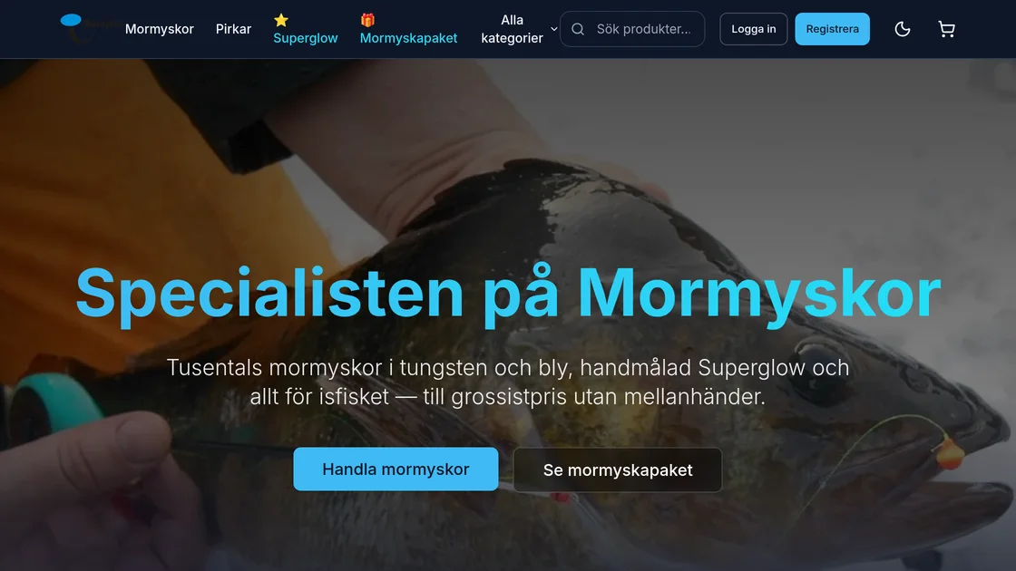 mormyska.se: Specialisten på Mormyskor, over a photo of a perch held above the ice with a mormyshka in its mouth