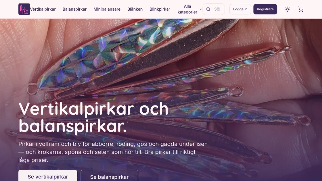 pirk.se: Vertikalpirkar och balanspirkar, over a photo of slim holographic ice jigs lying in a hand